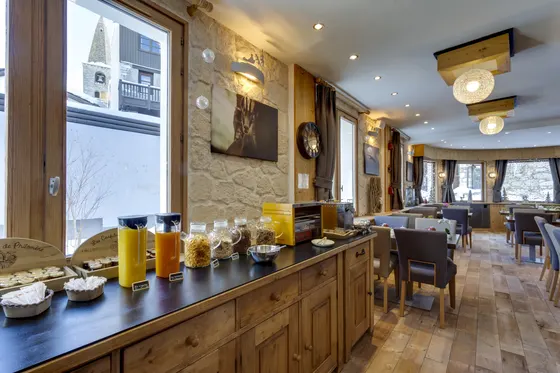 Buffet + salle petit déjeuner
