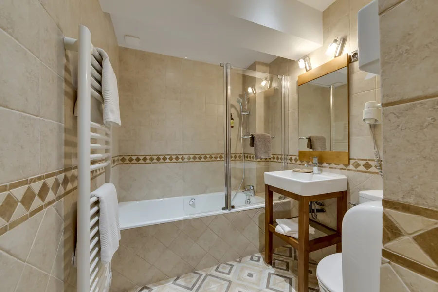 Salle de bain d'une chambre mansardée